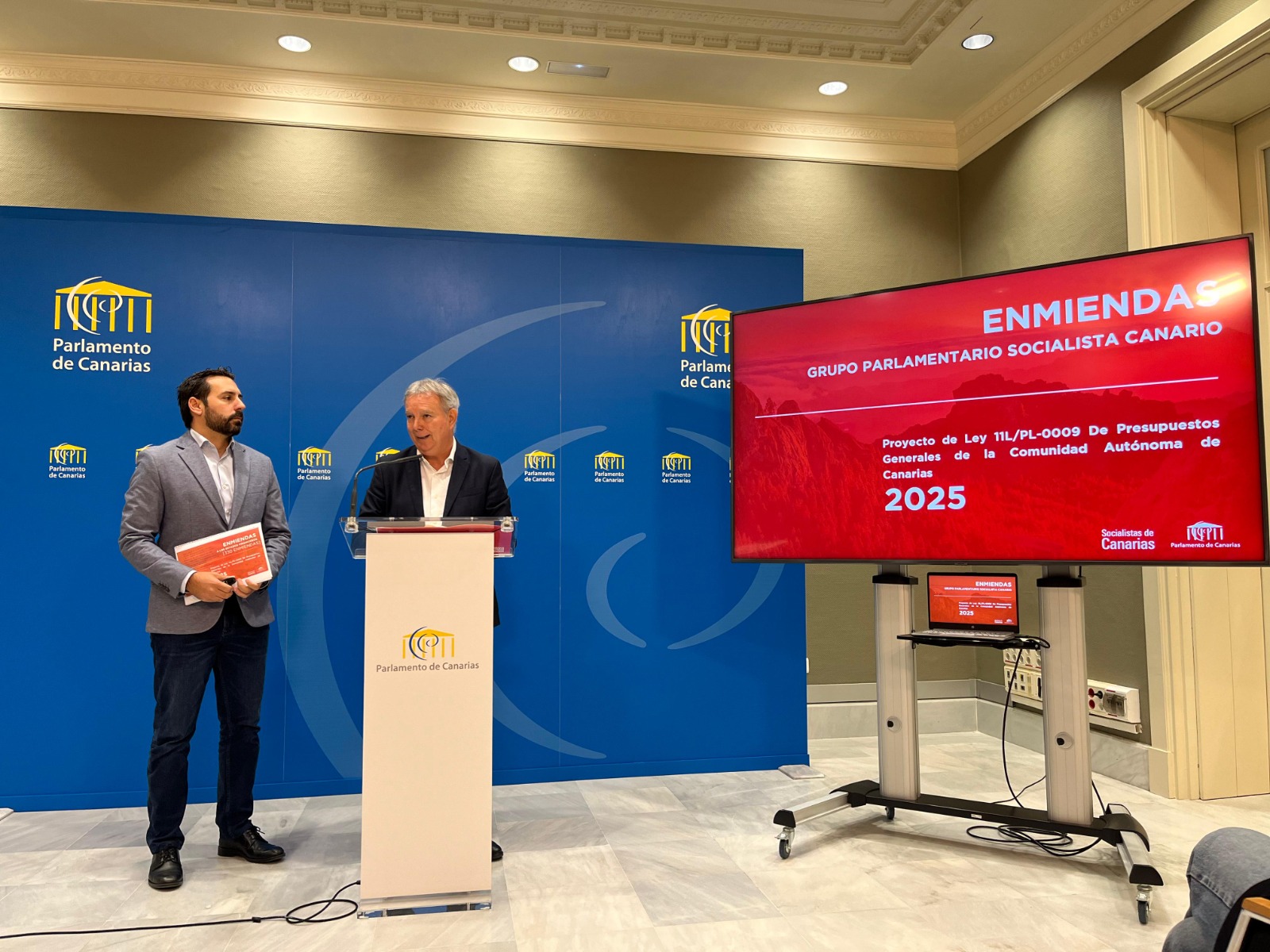 Sebastián Franquis y Manuel Hernández, presentando las enmiendas al presupuesto 2025.